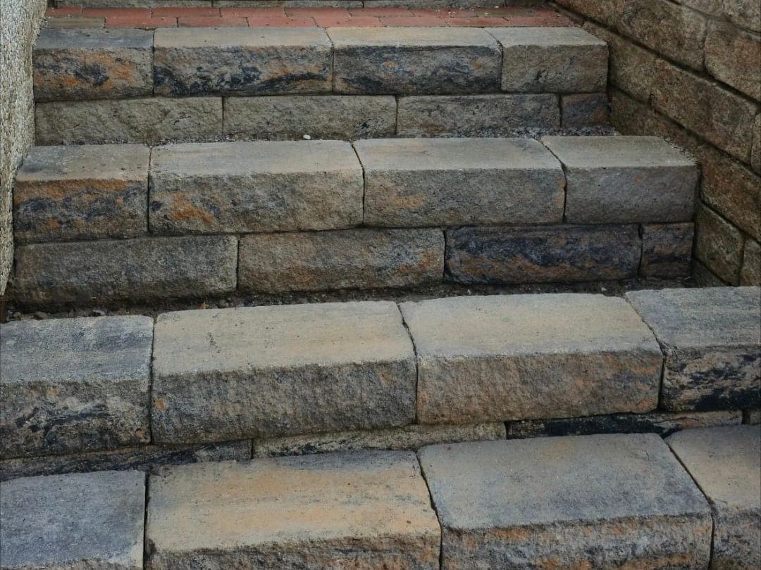 Treppe aus Blockstufen mit Pflasterbelag